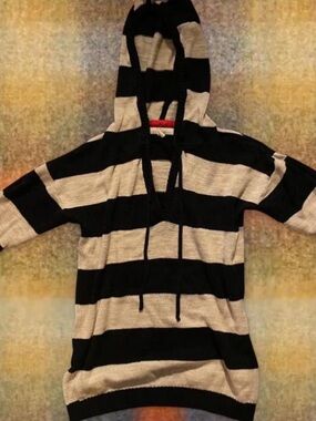 Banana Republic striped hoodie
Three-quarters sleeve